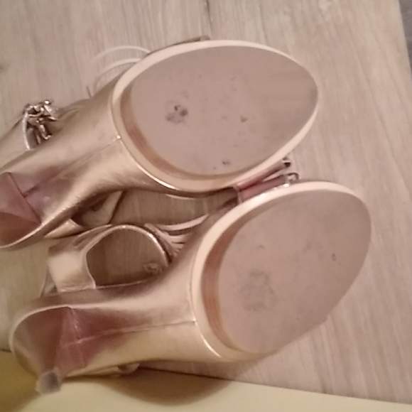 Good looking Gold platform sandals - Picture 4 of 7